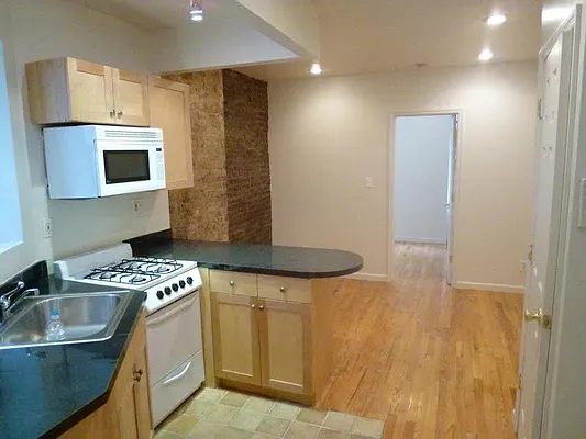 Rented by Chartwell Manhattan Realty | media 2