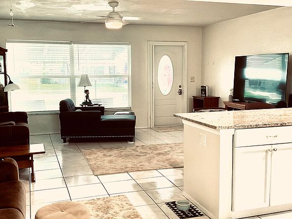 5th image of 130 Leisureville Boulevard