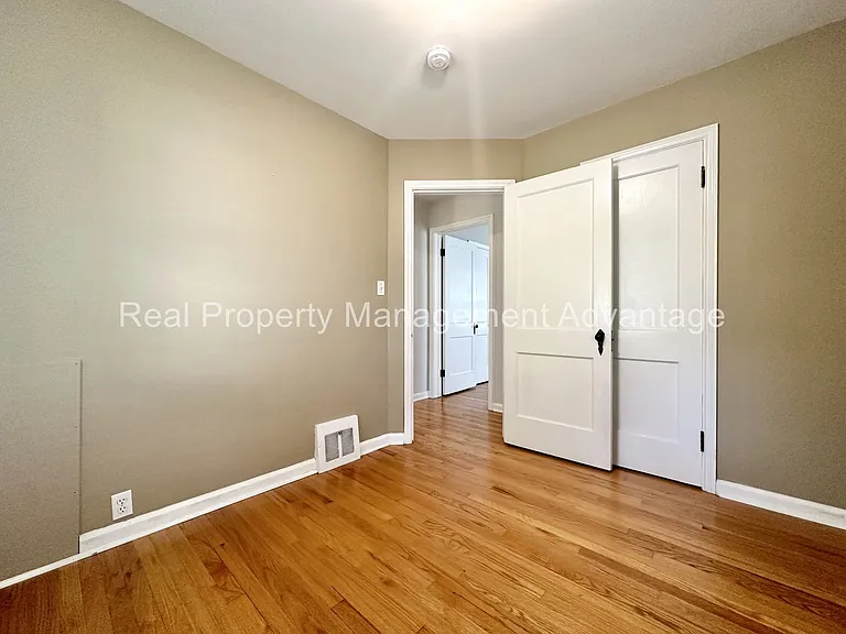 1596 Albany St — Photo 13