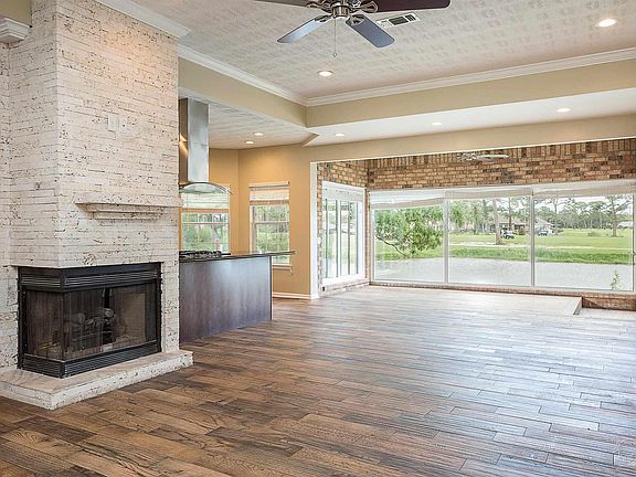 3rd image of 4040 Longwood Cir
