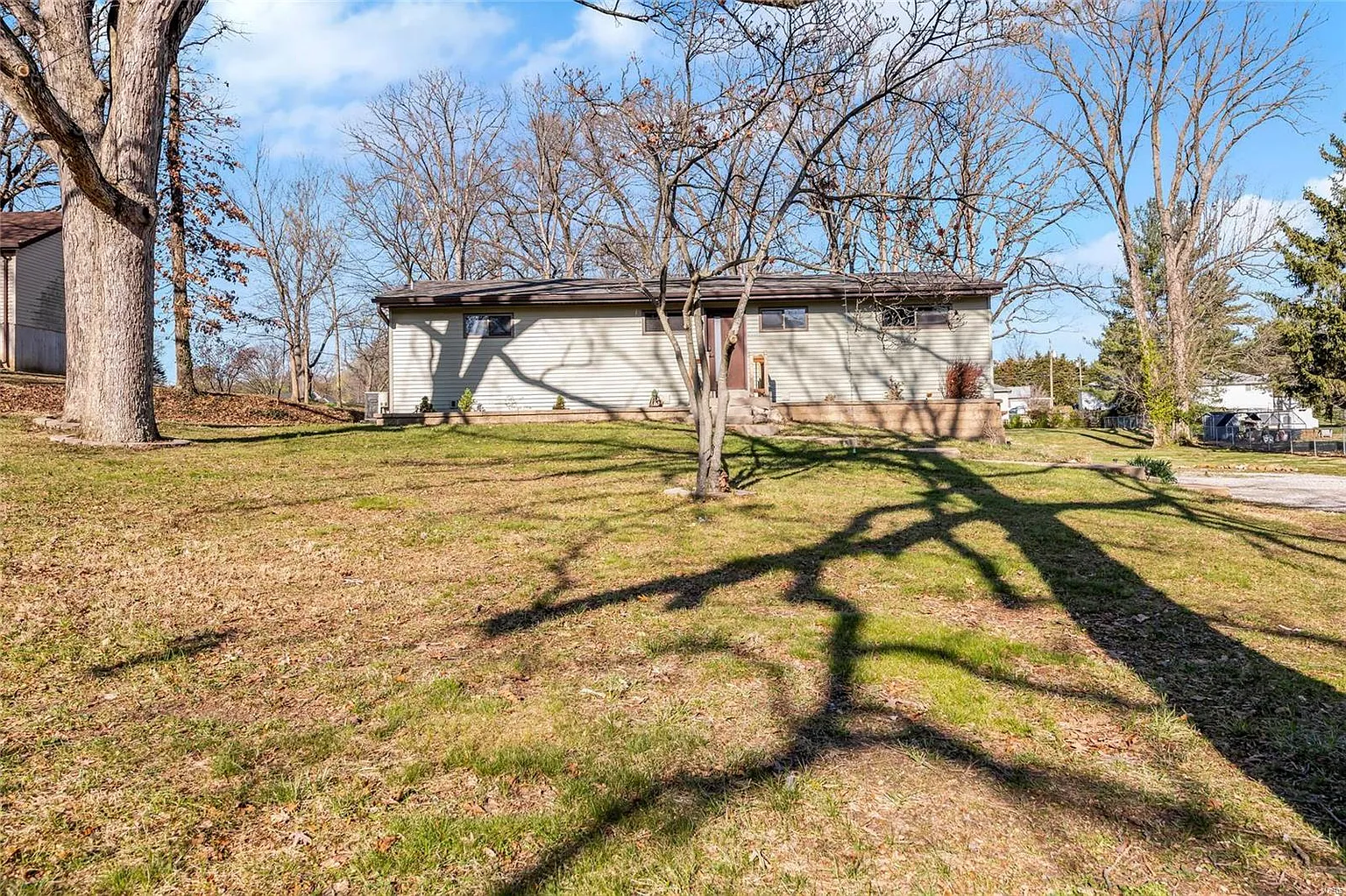 634 Buckley Rd photo 1