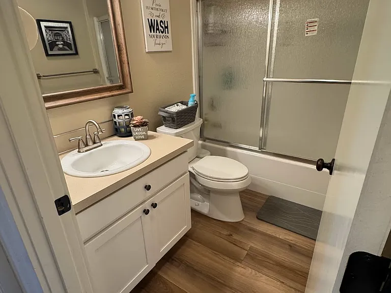 Full Bath (Guest)