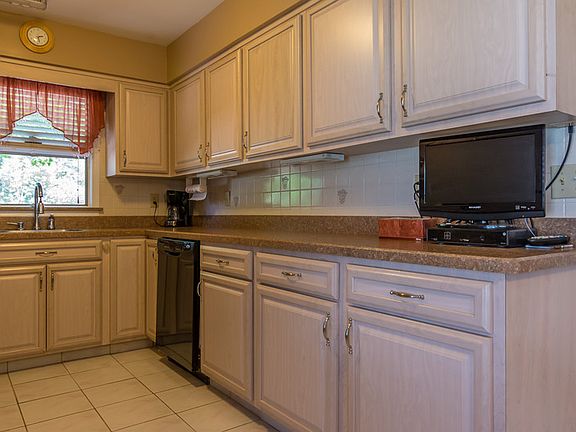 3rd image of 1470 Falconcrest Ct
