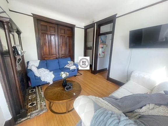 3rd image of 1024 W Belmont Ave #2
