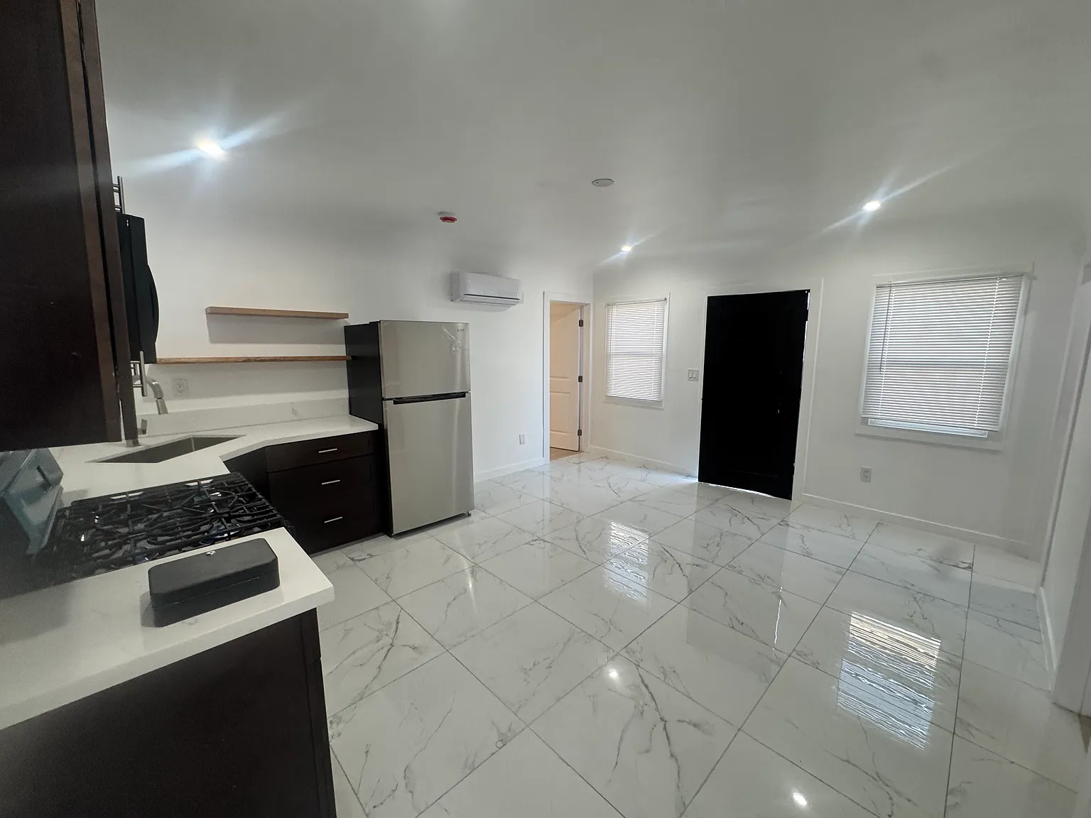 2 bed, 590 sqft, $2,300 — Photo 4