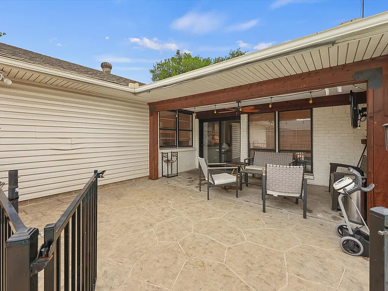 1426 Lexington Dr — Photo 20