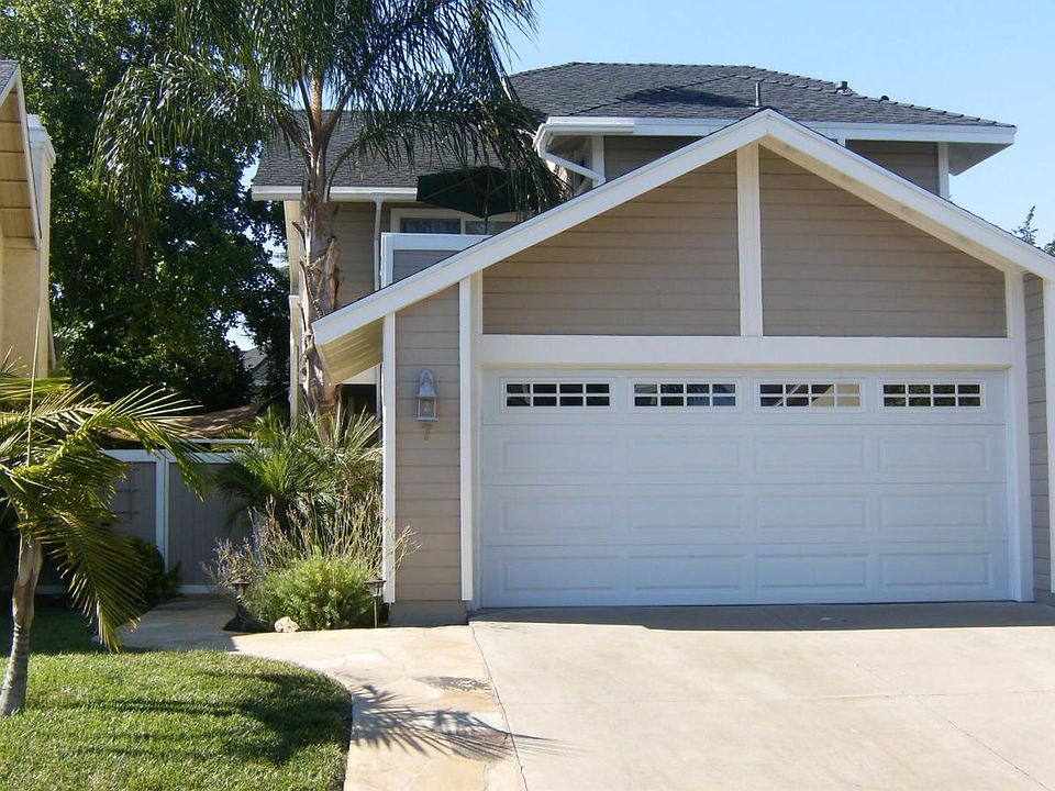 3 bdrm 2.5 ba., 2 story single family home. Great neighborhood.