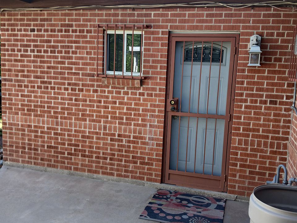 Private entry to unit