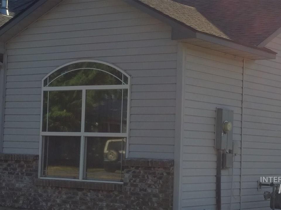 2nd image of 460 Riggs St