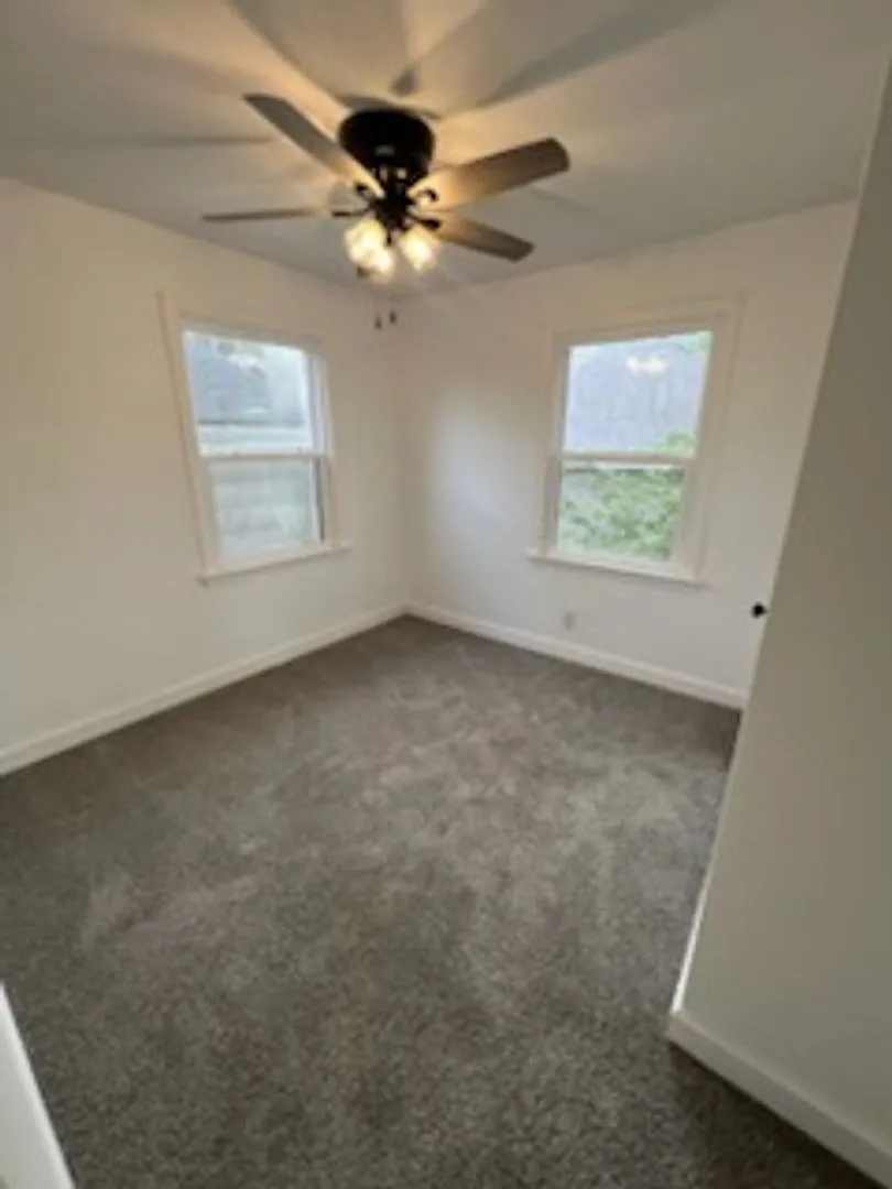 2 bedroom 1 bathroom house. Fenced in backyard. $1200.00 — Photo 2