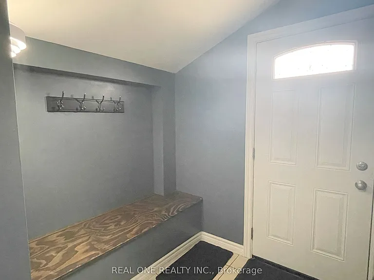 138 Welbourn Dr #UPPER — Photo 21
