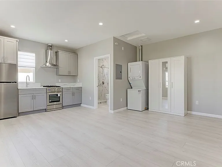 10933 Nassau Ave — Photo 6