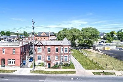 10 N Lake St — Photo 1