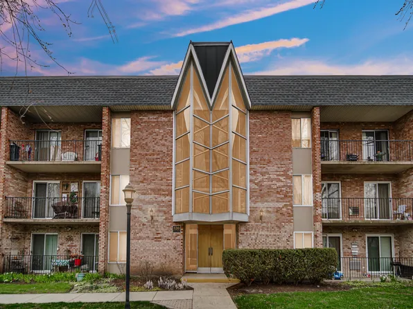 520 Burning Tree Ln APT 206, Naperville, IL 60563