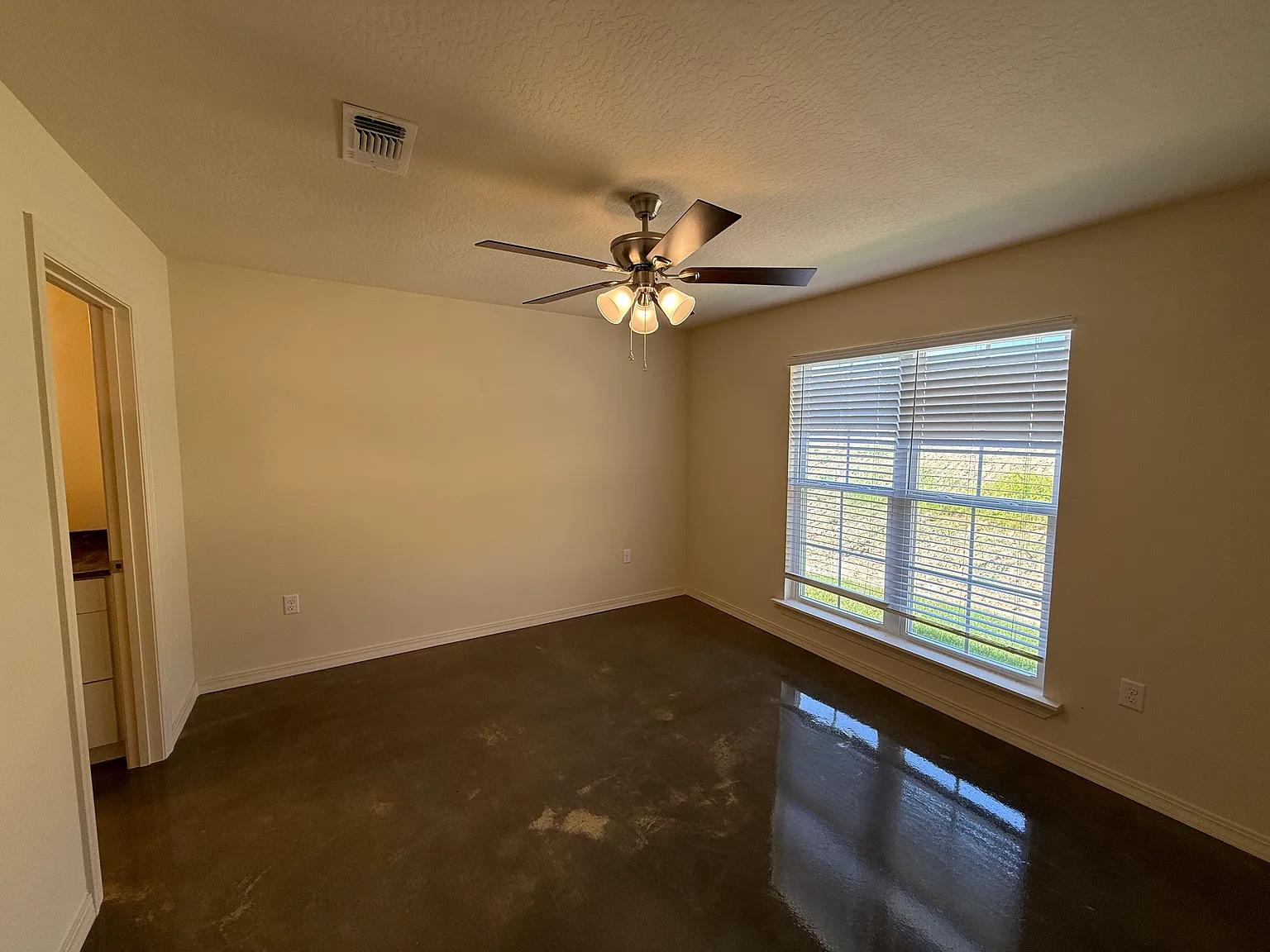 2 bed, 1044 sqft, $1,600 — Photo 4