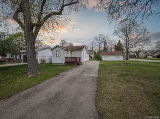 2785 Hartline Dr, Rochester Hills, MI 48309