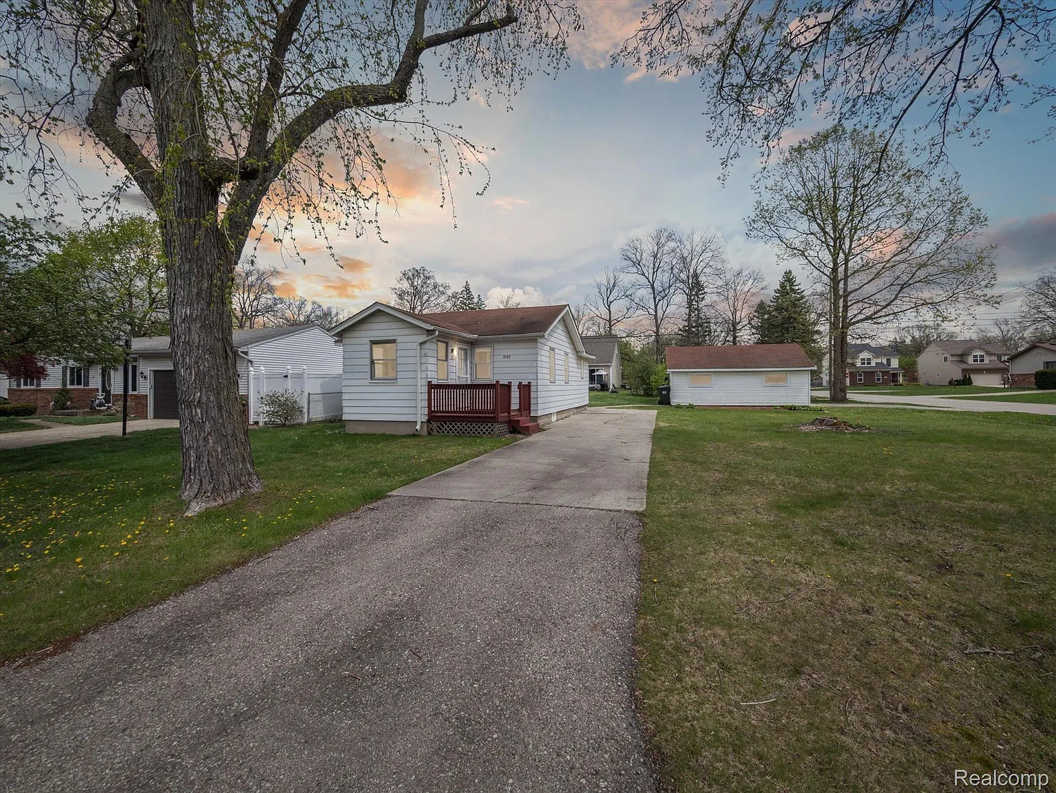 2785 Hartline Dr photo 1