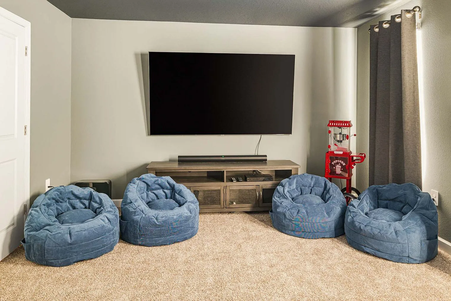 8 bed, 5.0 bath, 4294 sqft, $8,628 — Photo 4
