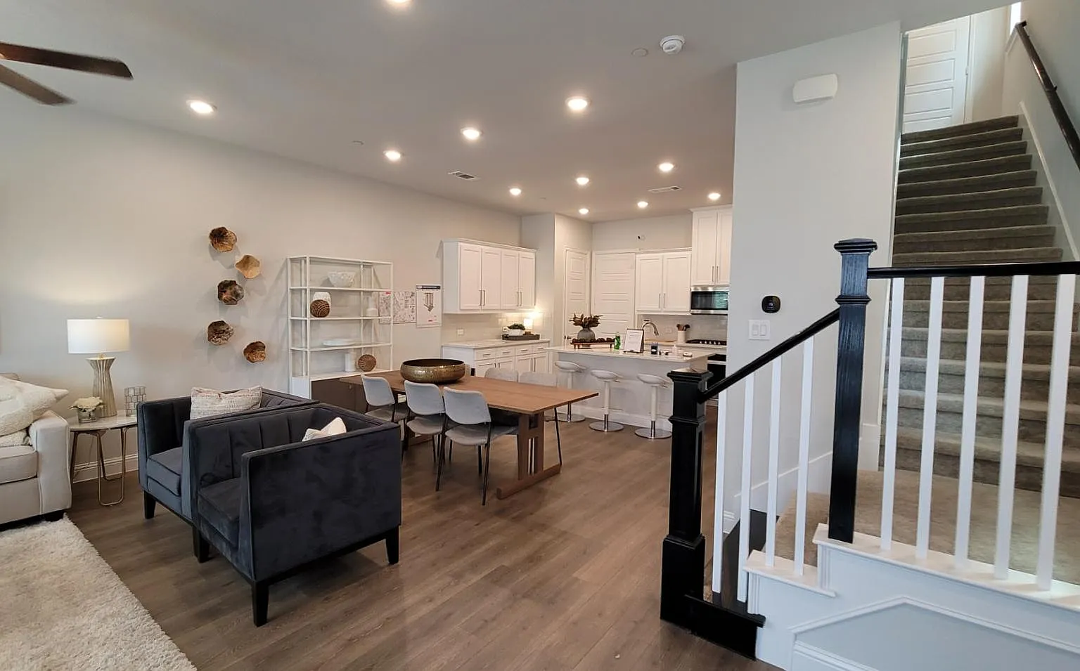 3 bed, 2.5 bath, 1892 sqft, $2,850 — Photo 2