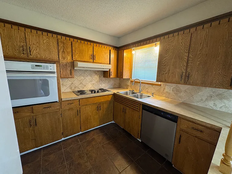 5705 W Wilshire Blvd — Photo 7