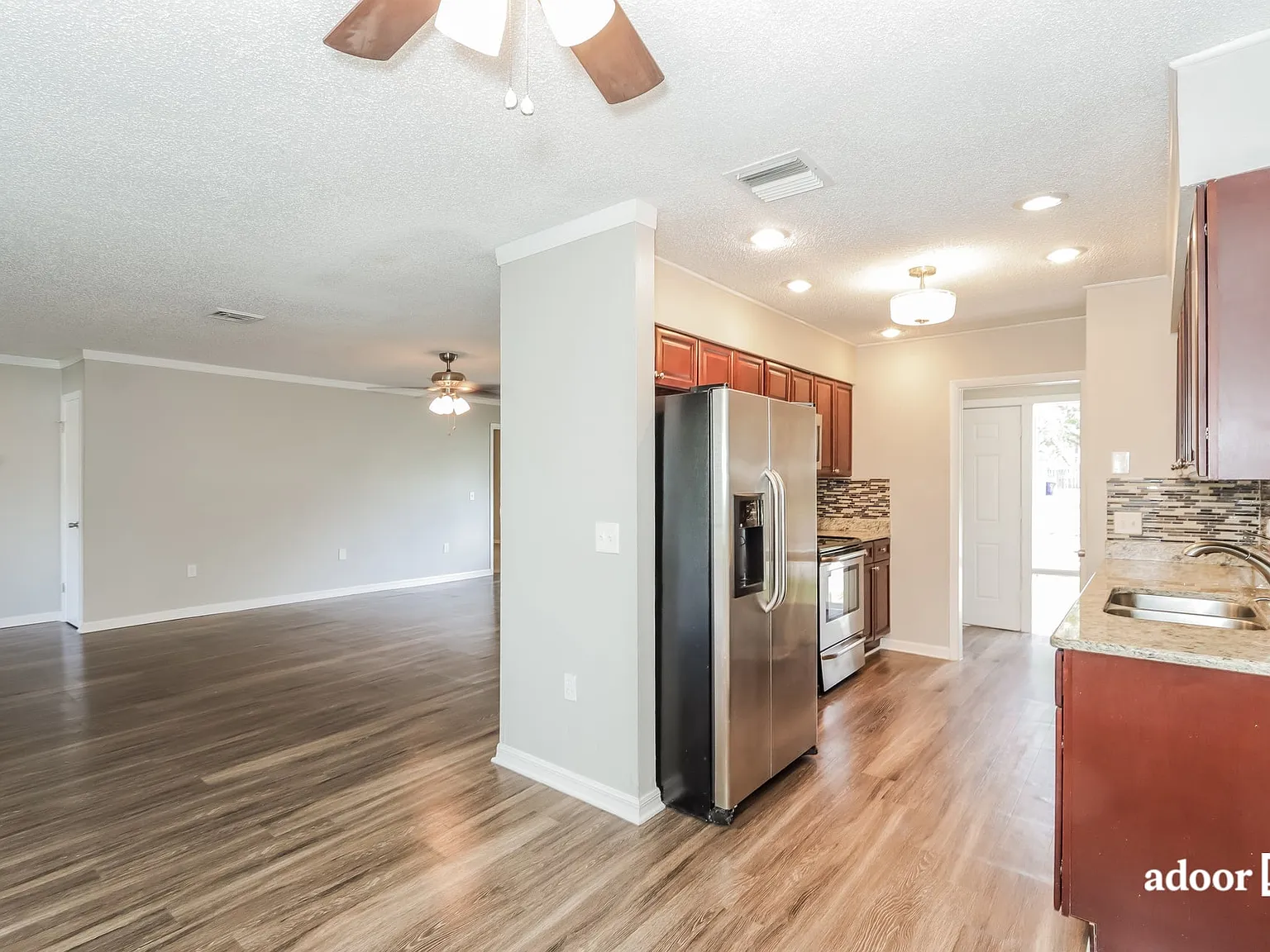 3 bed, 2.0 bath, 1401 sqft, $2,095 — Photo 3