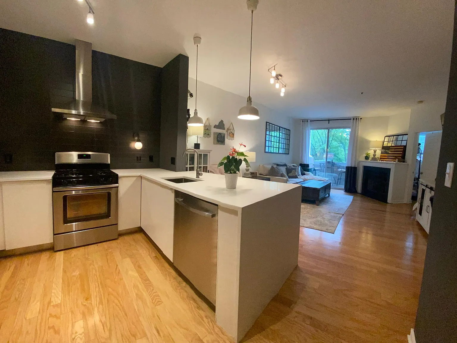 1625 International Dr — Photo 2