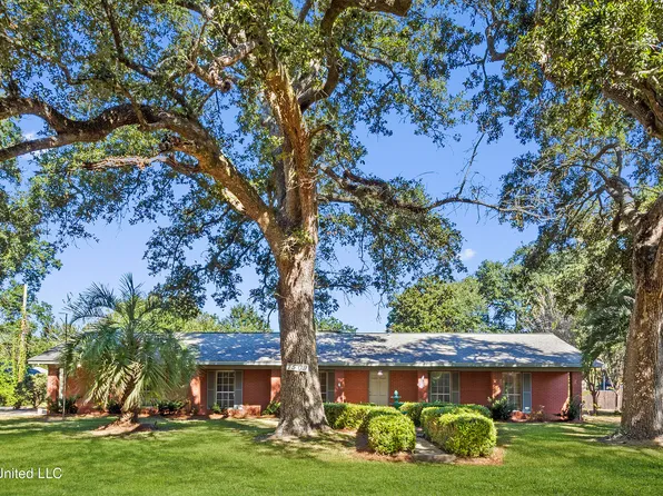 1509 E 2nd St, Pass Christian, MS 39571