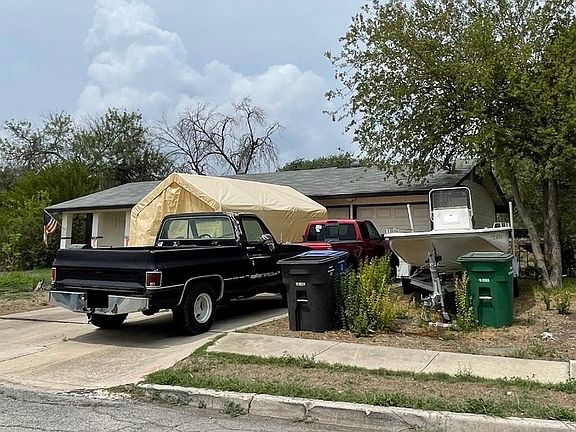 2nd image of 723 Grassfield Dr