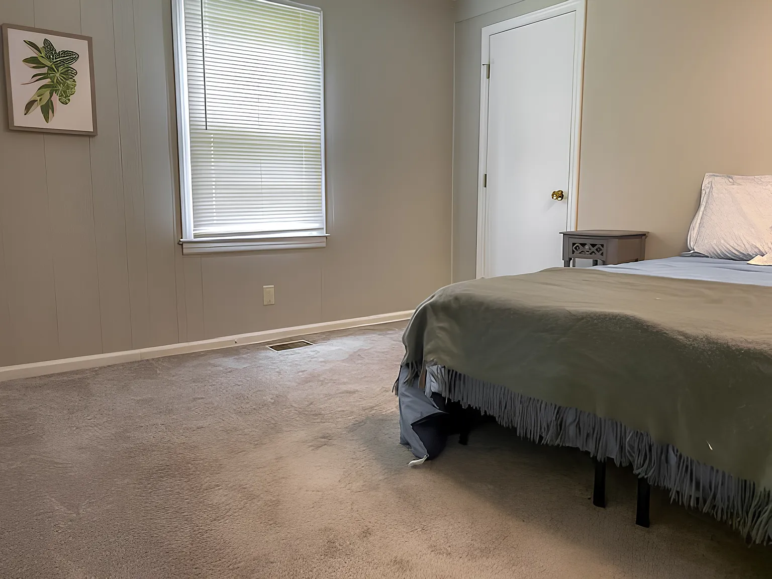 4 bed, 3.0 bath, 1986 sqft, $663 — Photo 1