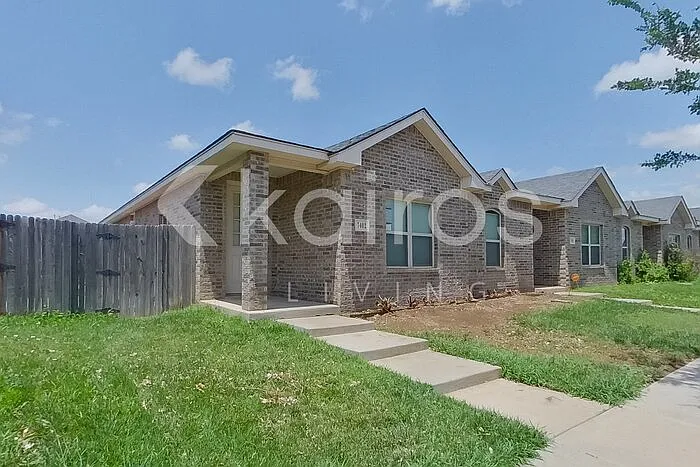 3 bed, 2.0 bath, 1755 sqft, $2,045 — Photo 3