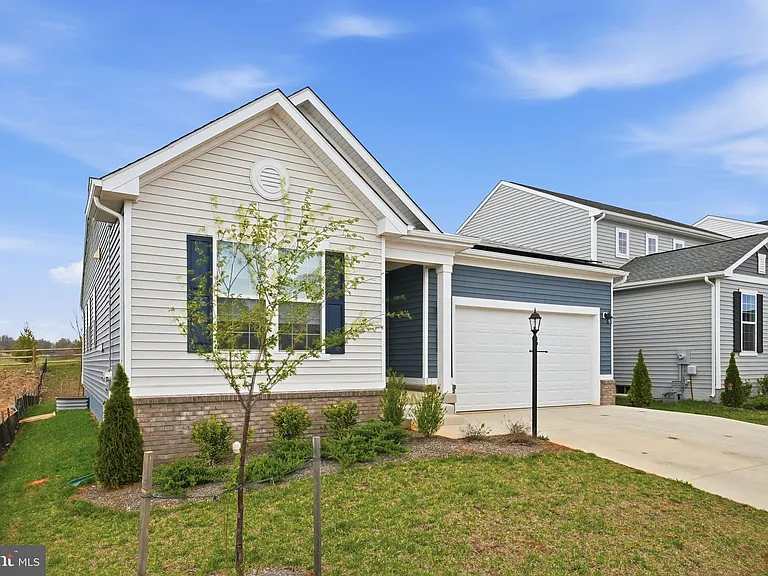 615 Clover Ln — Photo 3