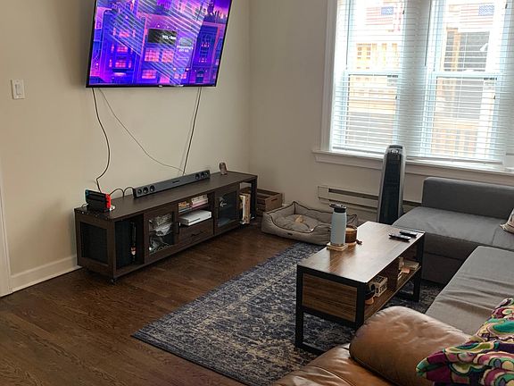 4th image of 839.5 W Cornelia Ave #2S