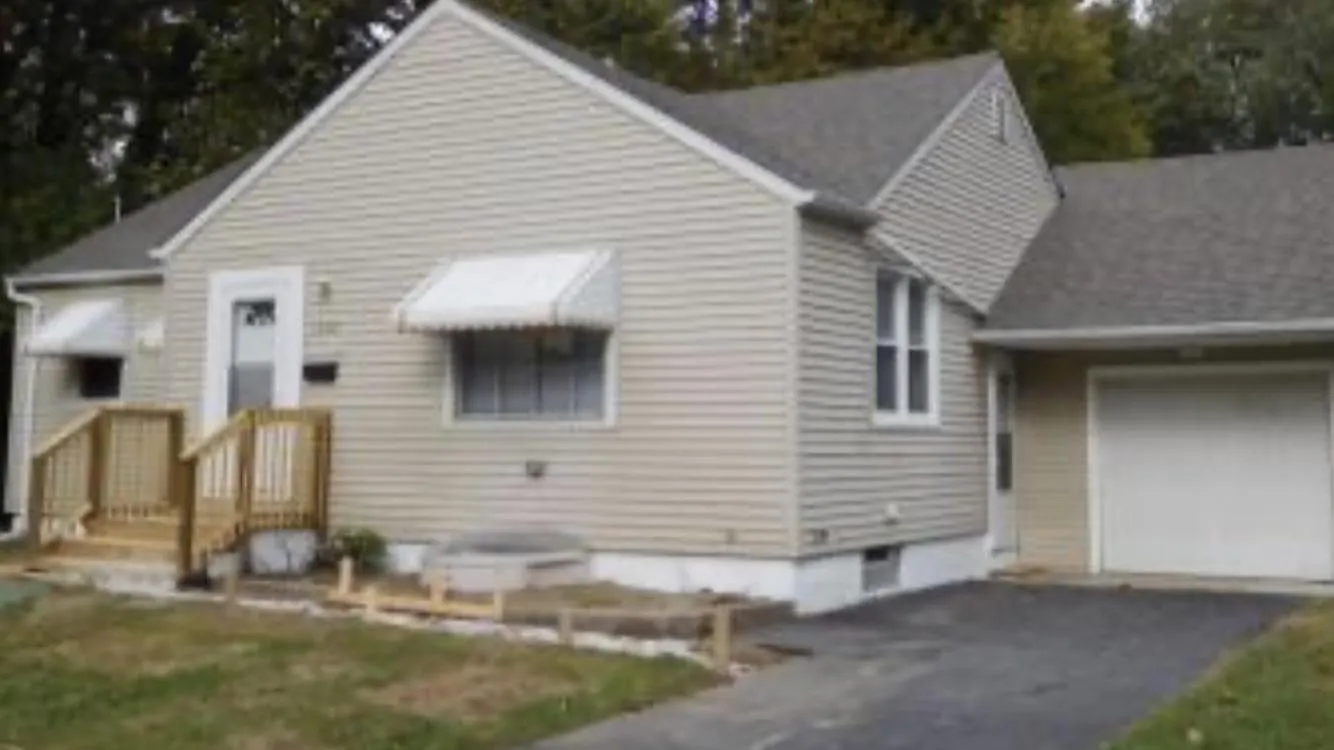 1240 Hickory Rd photo 1