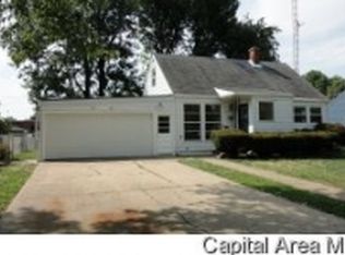 910 W Elm St, Taylorville, IL