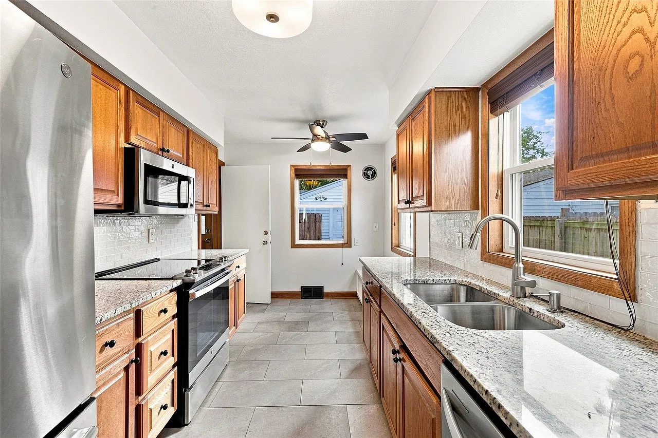 1 bed, 1.0 bath, 1008 sqft, $1,050 — Photo 3