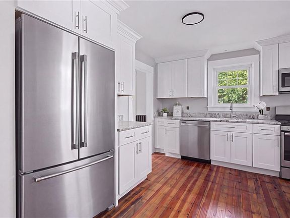 3rd image of 62 Dunbar Ave E