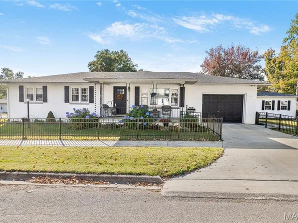 500 W Summer St, Hillsboro, IL 62049