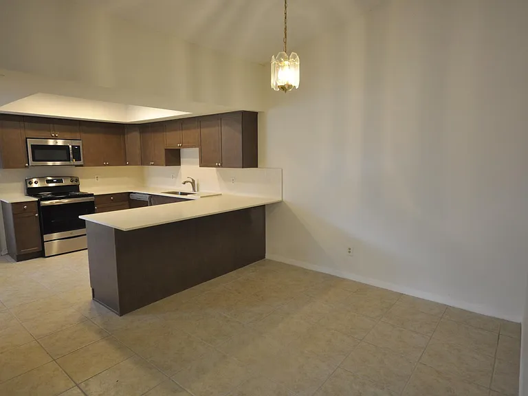 939 Robinhood Ct — Photo 8