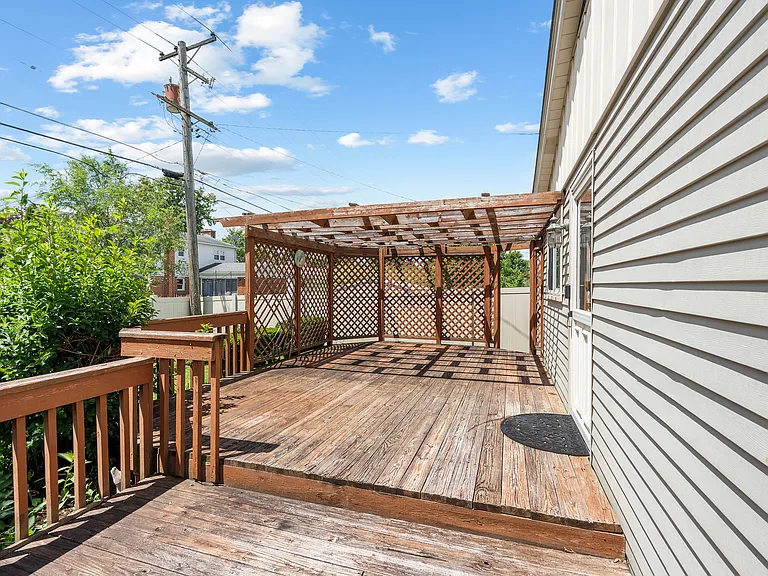 818 Leahy Cir — Photo 24