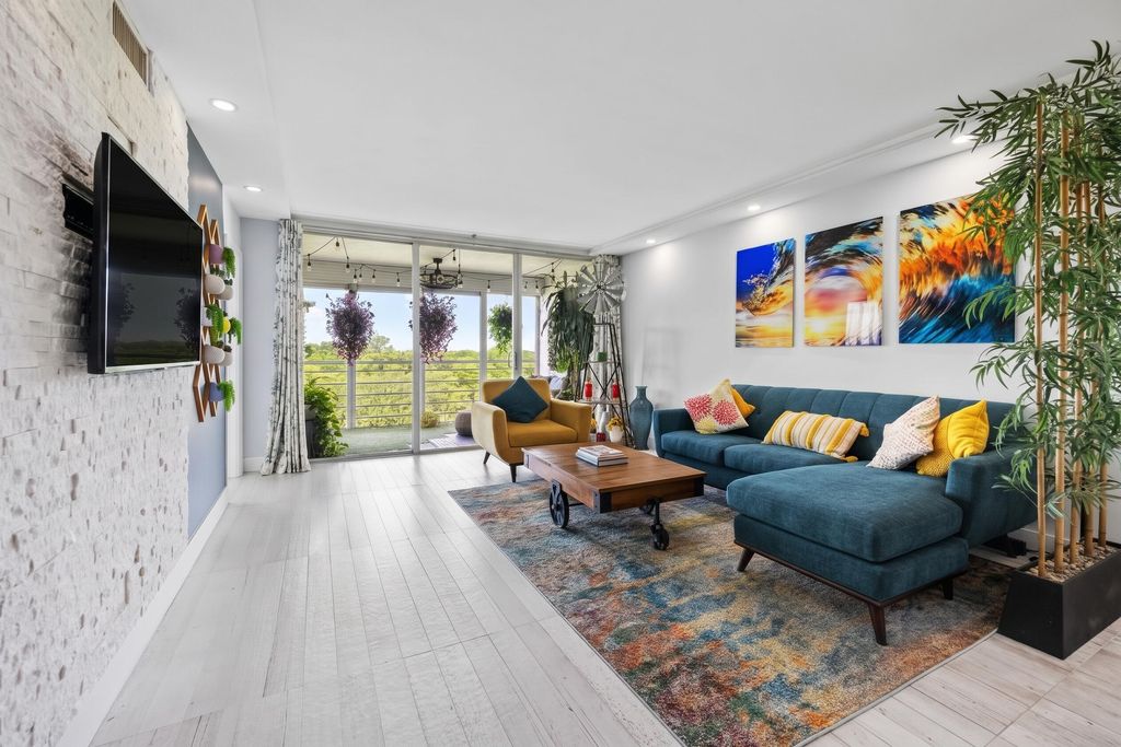 575 Oaks Lane #708, Pompano Beach
