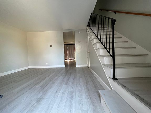 5th image of 1131 Oakmont Dr APT 2