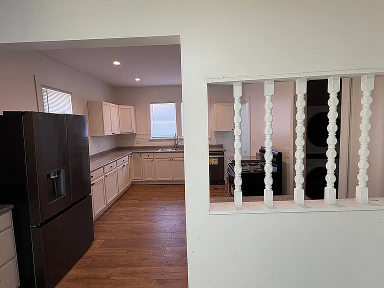 2571 Jackson Ave — Photo 3