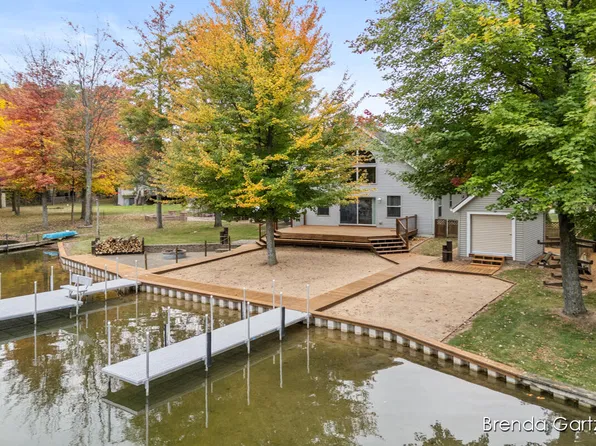 8160 Cherokee Dr, Howard City, MI 49329