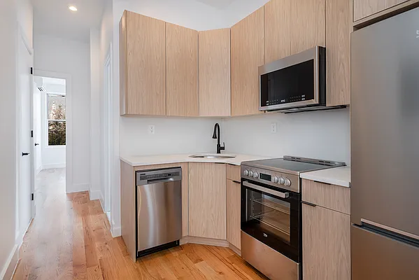 Rented by Max Apt LLC | media 8