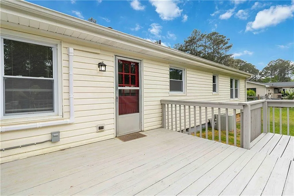 3 bed, 2.0 bath, 1208 sqft, $2,600 — Photo 3