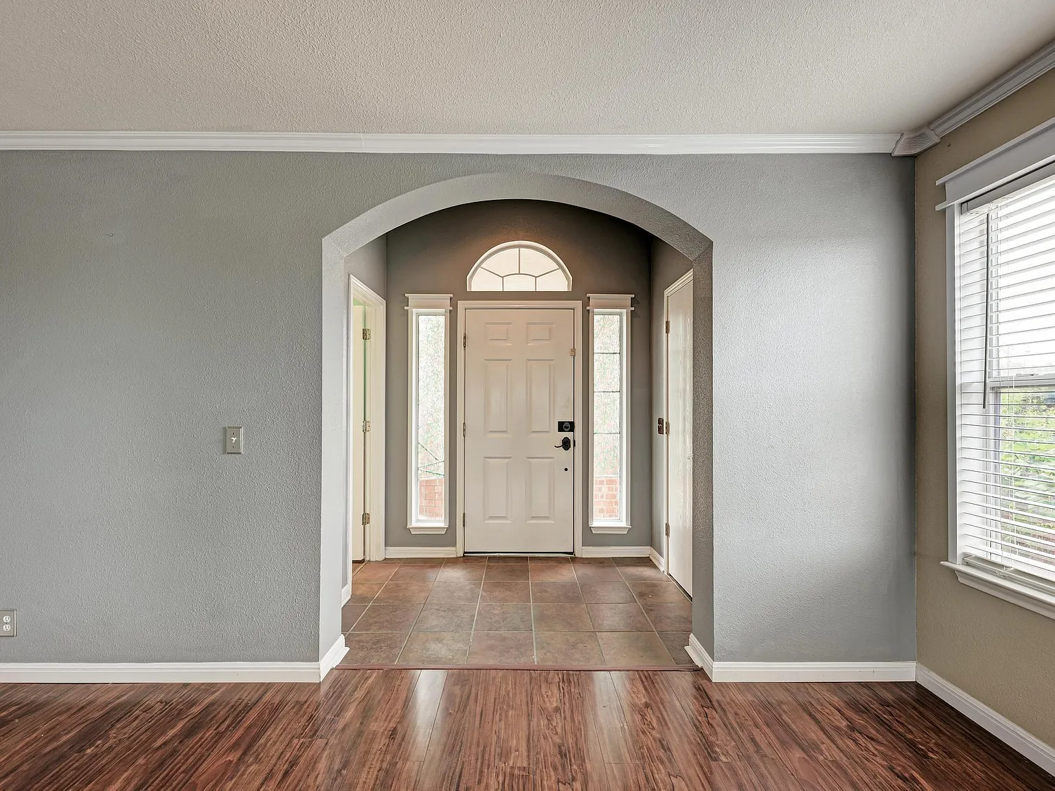3 bed, 2.5 bath, 1947 sqft, $1,900 — Photo 3