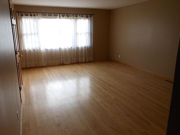 LOWER UNIT  Living room