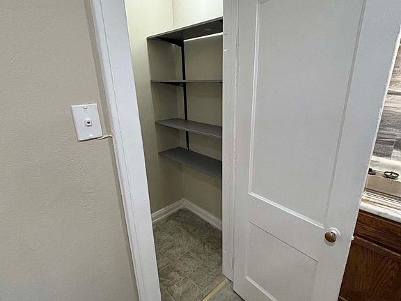 5th image of 625 Owen St APT 1