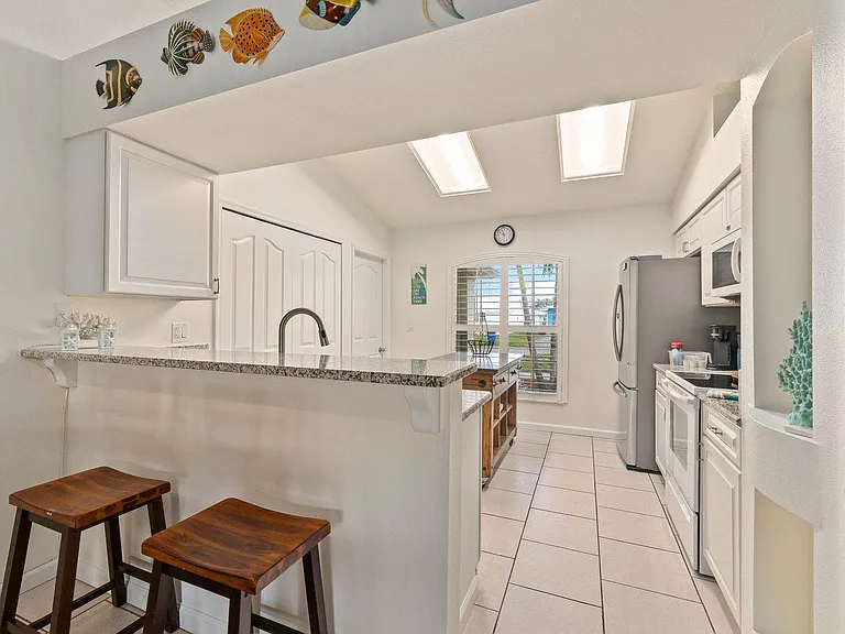 1301 Carlton Ct — Photo 7