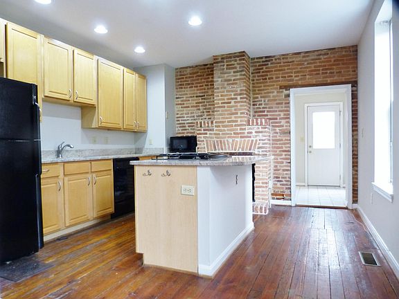 Great Kitchen w/ Island Gas Range/Oven!